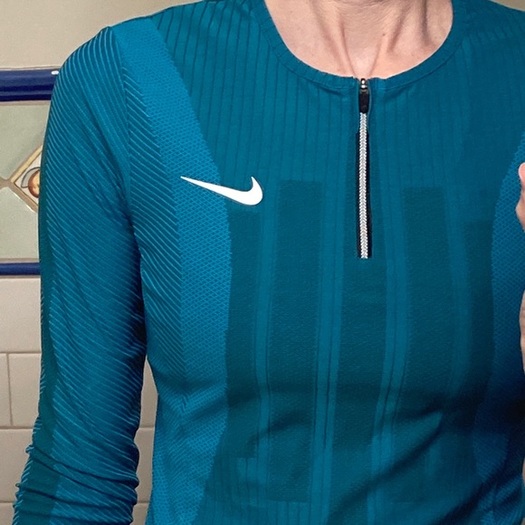 Worn once! Nike crop top - Picture 10 of 10